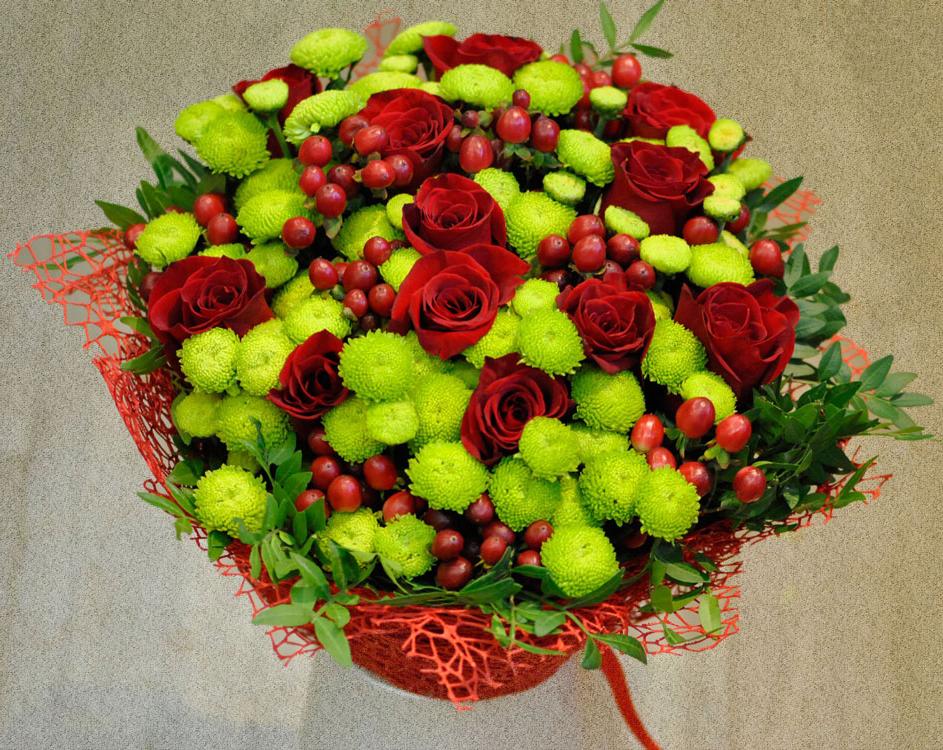 красные розы с хиперикумом и зелеными хризантемами